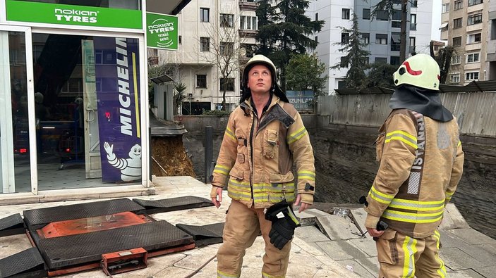 Kadıköy'de istinat duvarı çöktü, 5 katlı bina tahliye ediliyor (1) -3