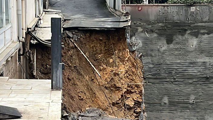 Kadıköy'de istinat duvarı çöktü, 5 katlı bina tahliye ediliyor (1) -2