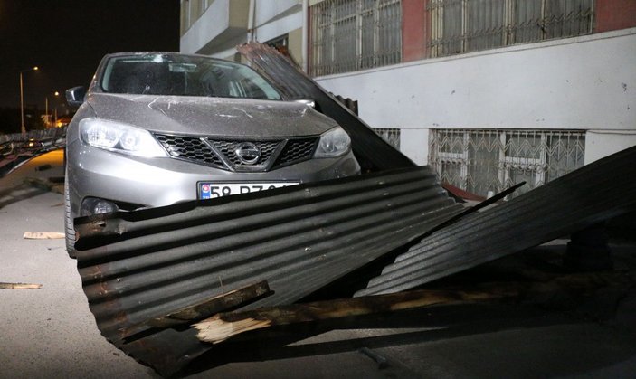 Sivas'ta kuvvetli rüzgar çatıları uçurdu, araçlar hasar gördü -1