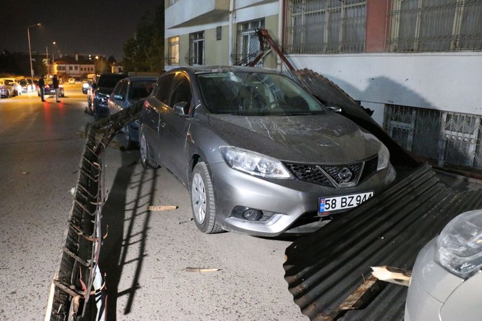 Sivas'ta kuvvetli rüzgar çatıları uçurdu, araçlar hasar gördü -6