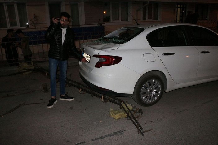 Sivas'ta kuvvetli rüzgar çatıları uçurdu, araçlar hasar gördü -7