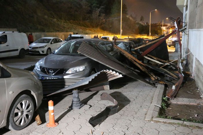 Sivas'ta kuvvetli rüzgar çatıları uçurdu, araçlar hasar gördü -5