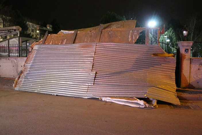 Sivas'ta kuvvetli rüzgar çatıları uçurdu, araçlar hasar gördü -4