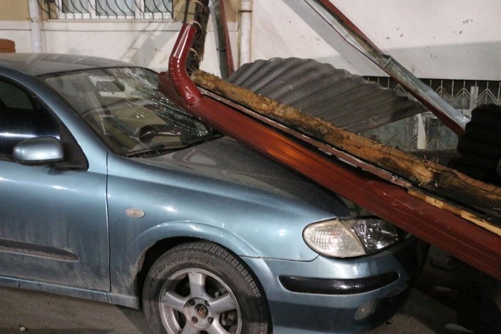 Sivas'ta kuvvetli rüzgar çatıları uçurdu, araçlar hasar gördü -2
