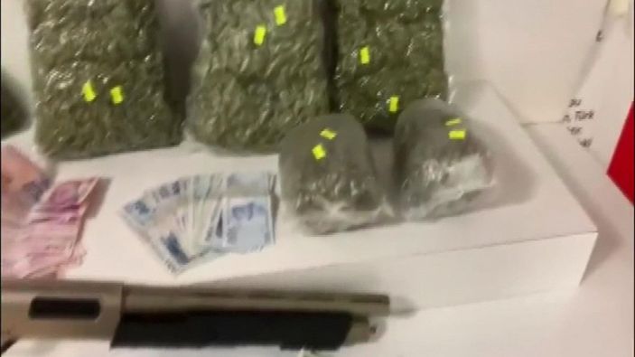 Taksiyle uyuşturucu ticareti yapan 4 şüpheli yakalandı  -3