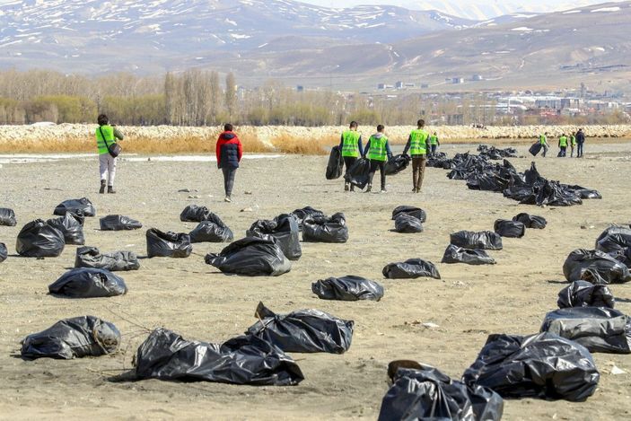 Van Gölü sahilinde 45 ton çöp toplandı