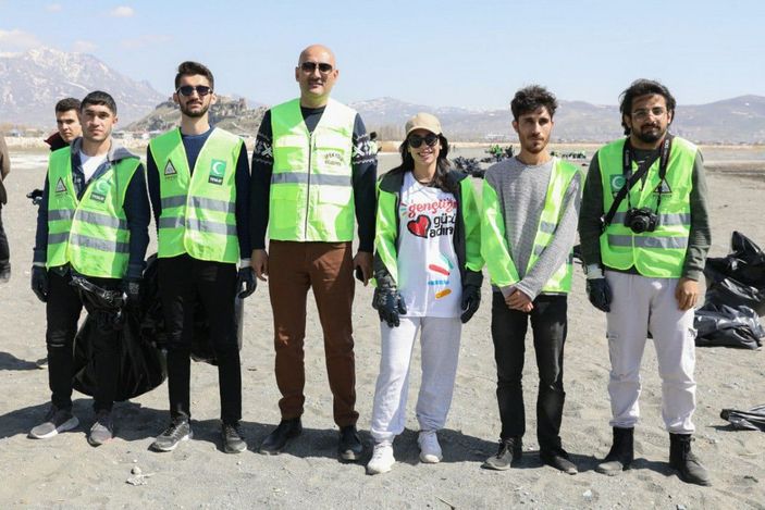 Van Gölü sahilinde 45 ton çöp toplandı