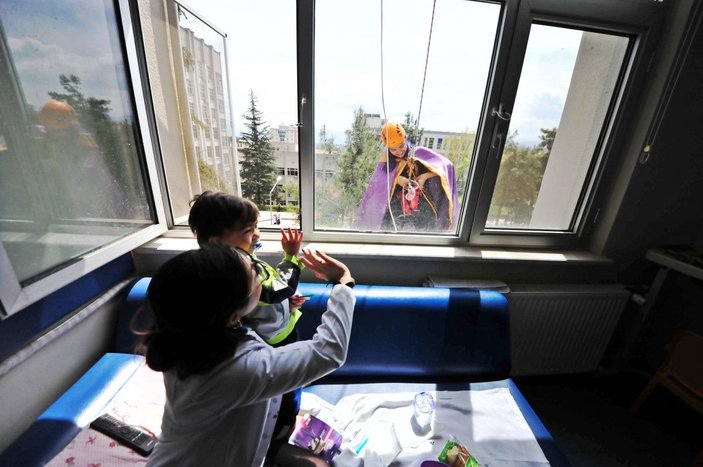 Hastane duvarına tırmanıp, kanser hastası çocuklara 23 Nisan hediyesi verdiler -8