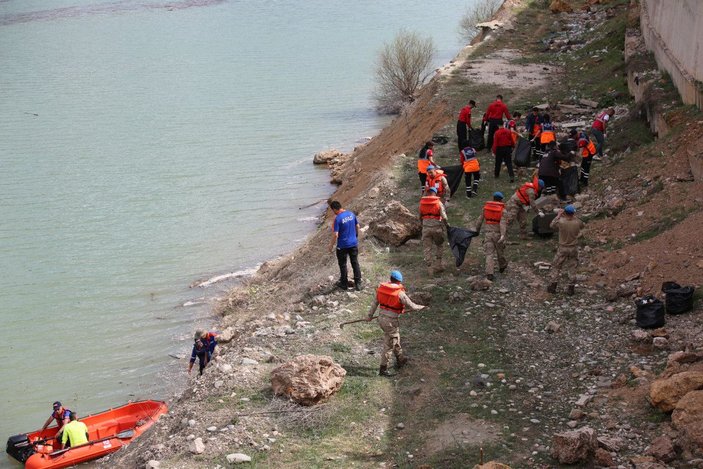 Tunceli'de debisi artan Munzur ve Pülümür çaylarının taşıdığı yarım tonluk çöp temizlendi -4