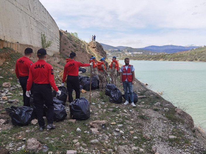 Tunceli'de debisi artan Munzur ve Pülümür çaylarının taşıdığı yarım tonluk çöp temizlendi -2