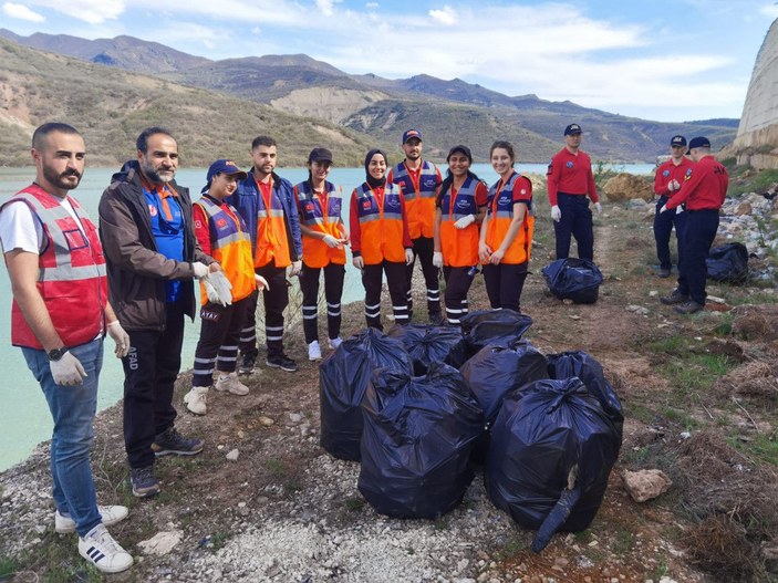 Tunceli'de debisi artan Munzur ve Pülümür çaylarının taşıdığı yarım tonluk çöp temizlendi -3