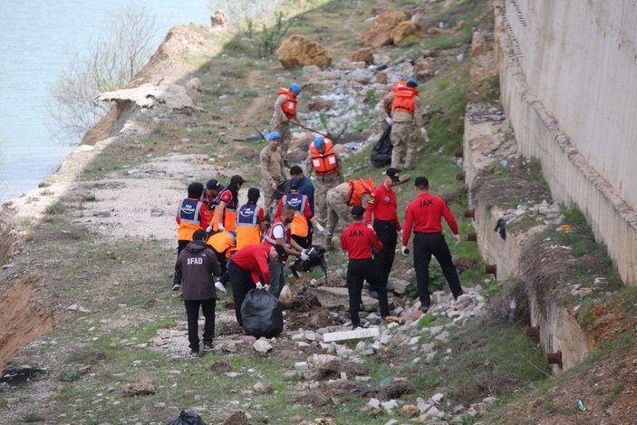 Tunceli'de debisi artan Munzur ve Pülümür çaylarının taşıdığı yarım tonluk çöp temizlendi -7