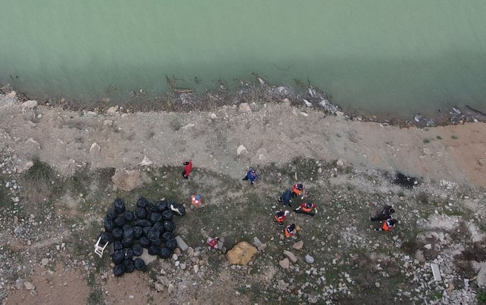Tunceli'de debisi artan Munzur ve Pülümür çaylarının taşıdığı yarım tonluk çöp temizlendi -1