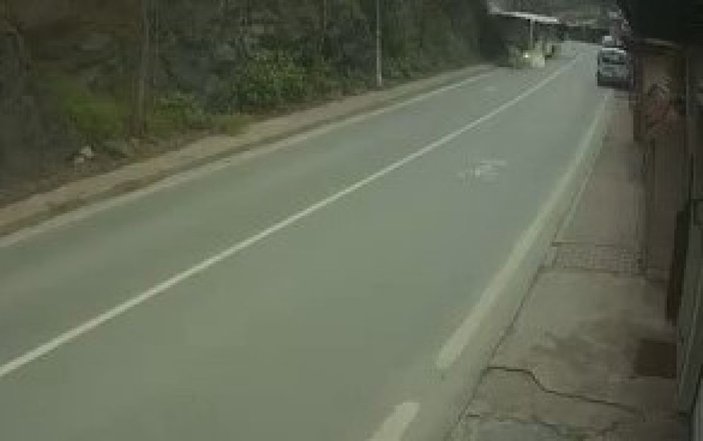 Beykoz’da İETT otobüsünün kayalıklara daldığı kaza kamerada -2