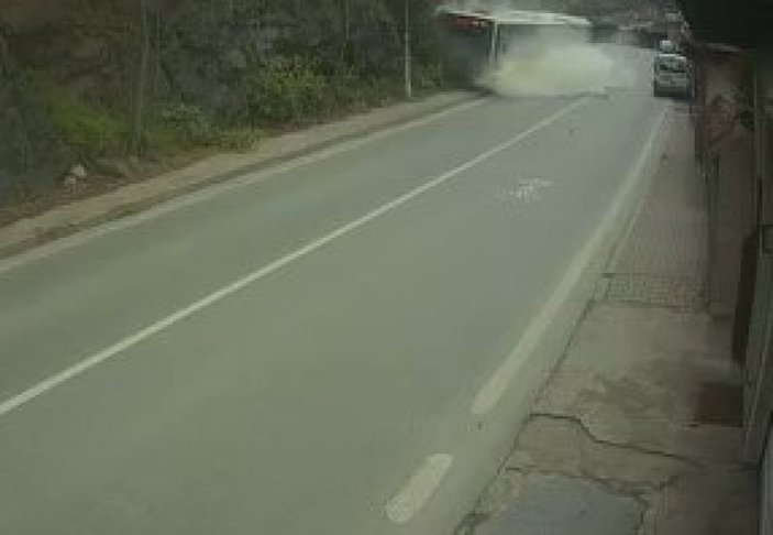 Beykoz’da İETT otobüsünün kayalıklara daldığı kaza kamerada -4