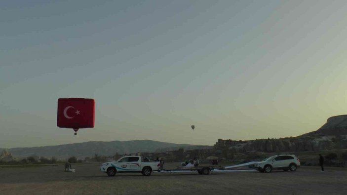 Dünyanın en büyük bayrak figürlü balonu, Kapadokya’da uçuruldu