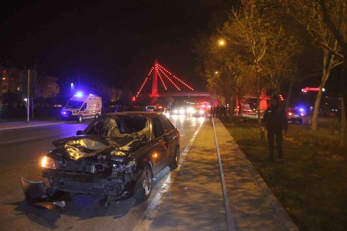 Konya'da karşıya geçmek isteyen 2 gence otomobil çarptı