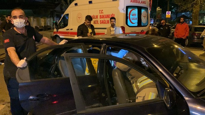 Kadıköy'de iki otomobil çarpıştı: 3 yaralı