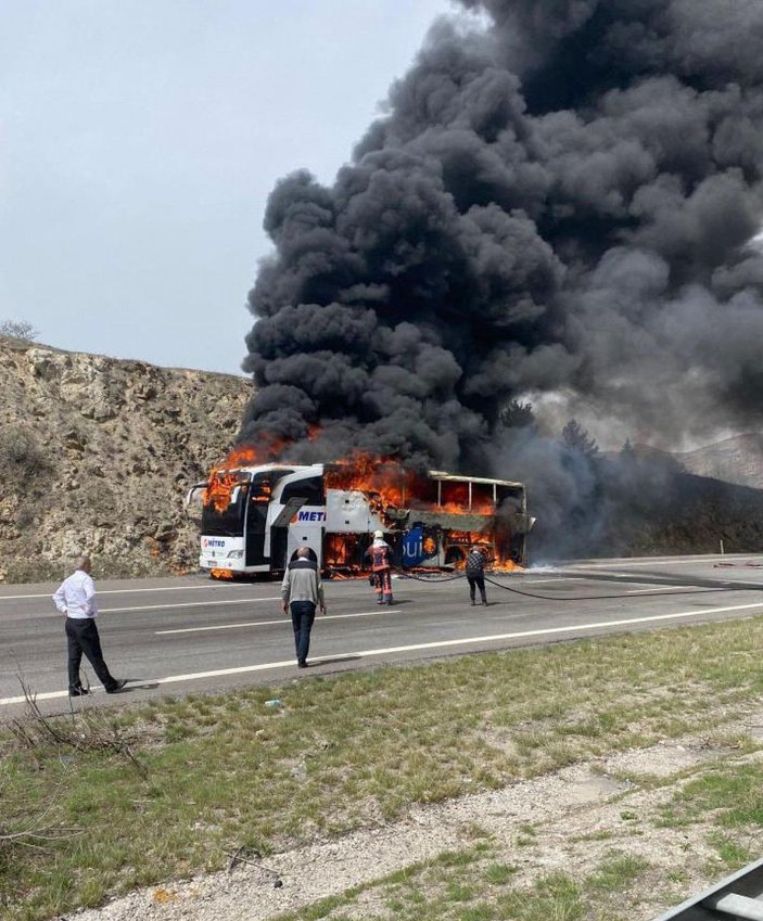 Yolcu otobüsü, alev alev yandı -2