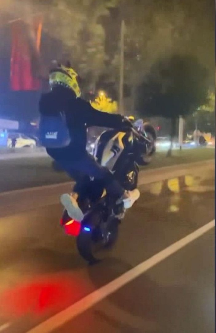 Beşiktaş'ta motosiklet sürücüsünün tehlikeli yolculuğu kamerada -1