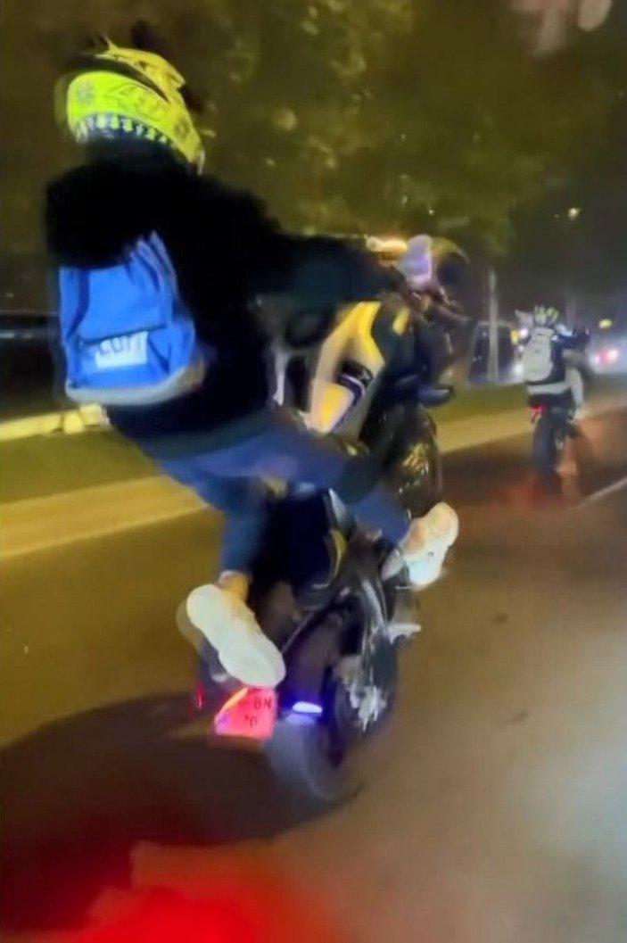 Beşiktaş'ta motosiklet sürücüsünün tehlikeli yolculuğu kamerada -6