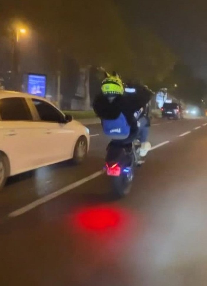 Beşiktaş'ta motosiklet sürücüsünün tehlikeli yolculuğu kamerada -4