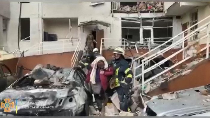 Odessa’da bombardıman sonrası kurtarma çalışmaları -1