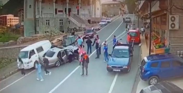 Yola atlayan motor sürücüsü 3 araçlı zincirleme kazaya sebep oldu -1