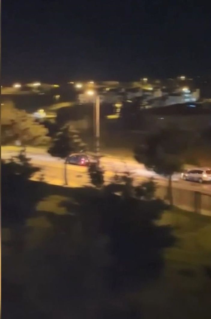 Polisin kovaladığı aracı görenler cep telefonlarına sarıldı  -2