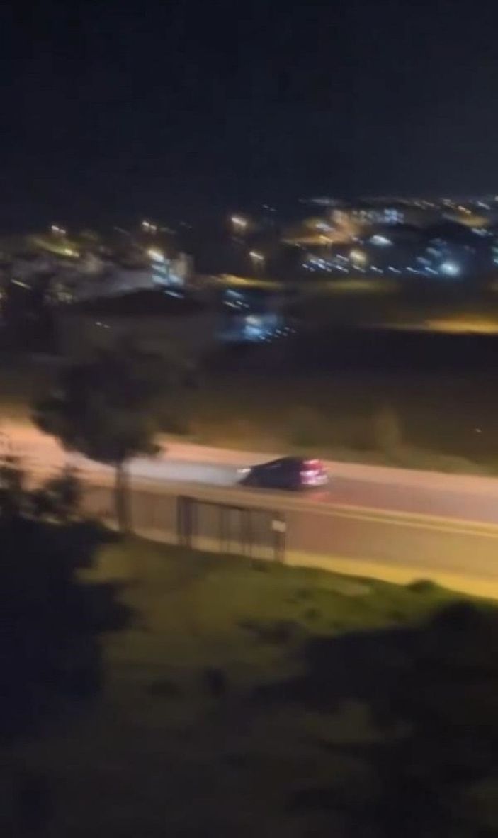 Polisin kovaladığı aracı görenler cep telefonlarına sarıldı  -1