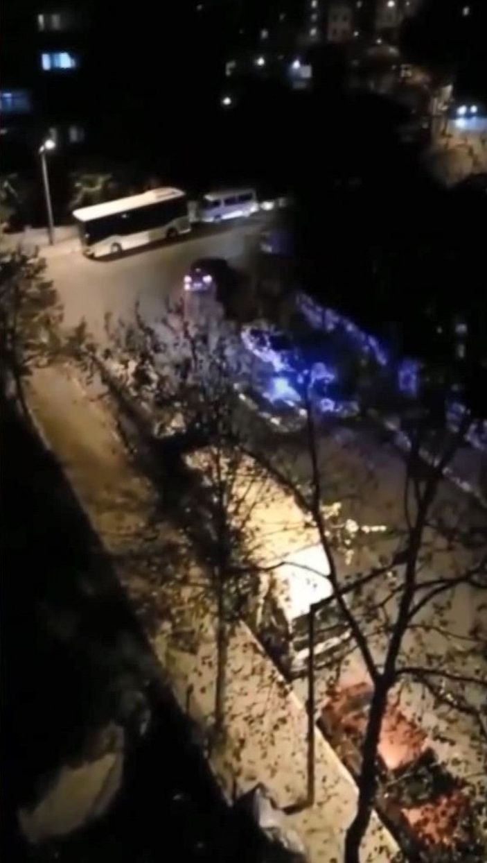 Polisin kovaladığı aracı görenler cep telefonlarına sarıldı  -3