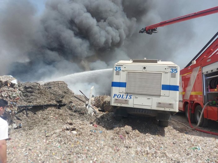 İzmir'de geri dönüşüm fabrikasında yangın (2) -1