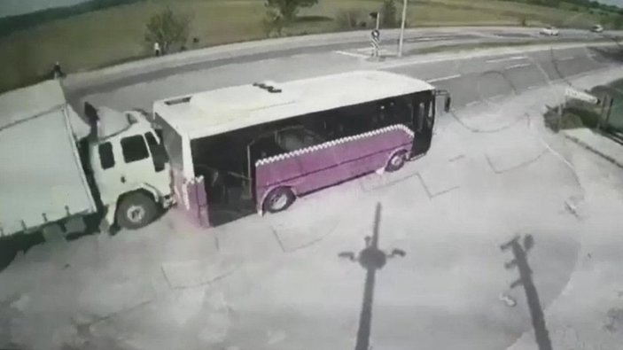 Kamyon halk otobüsüne çarptı; 1 ölü, 10 yaralı -4