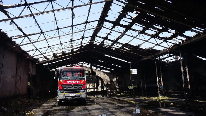 'Kuşum kaçtı' diyerek çatısına çıktığı fabrikayı benzin döküp yaktı -4