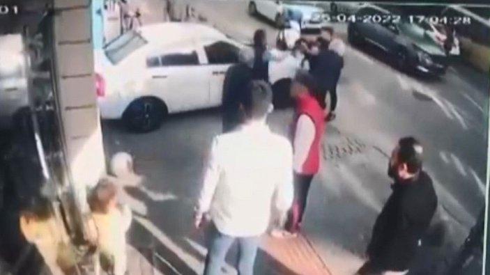 Sokak ortasında kadına şiddet kamerada -4