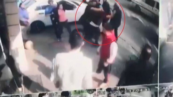 Sokak ortasında kadına şiddet kamerada -3
