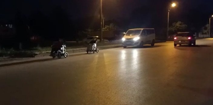 Tekerlekli sandalyeleriyle gezintiye çıkan 2 kişiye refakat edip aracıyla yolu aydınlattı -2