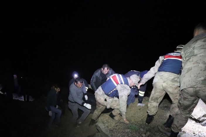 Erzurum'da otomobil çaya düştü: 1 ölü, 2 yaralı, 2 kayıp