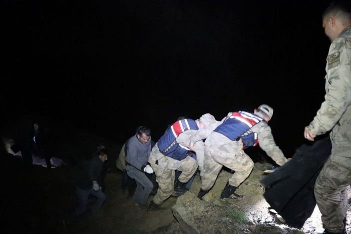 Erzurum'da otomobil çaya düştü: 1 ölü, 2 yaralı, 2 kayıp