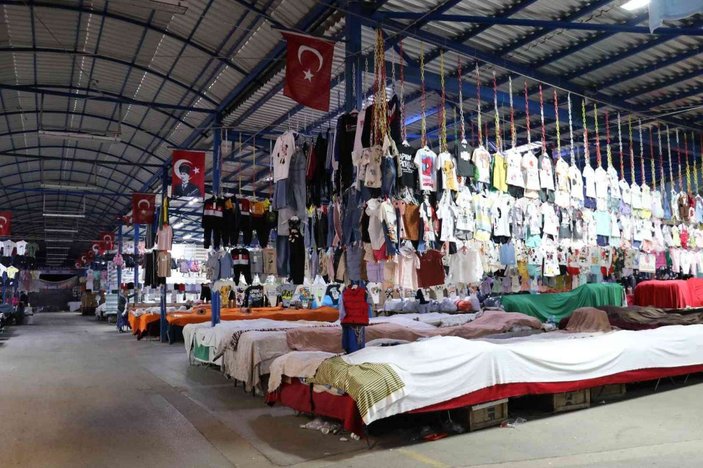 Edirne’de Ulus Pazar esnafı bayram alışverişi için tezgahlarını gece saatlerinde açtı