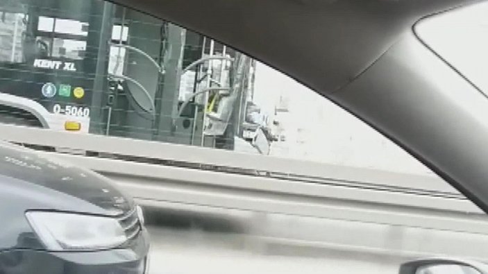 Beylikdüzü'nde iki metrobüsün çarpıştığı kaza kamerada -1