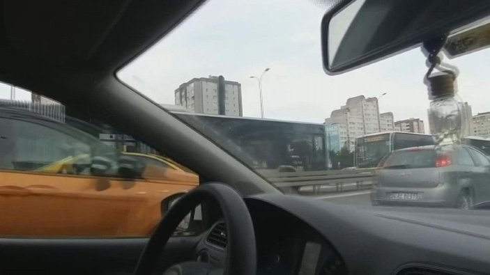 Beylikdüzü'nde iki metrobüsün çarpıştığı kaza kamerada -3