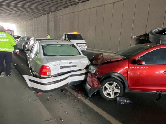 Manisa'da 6 araç alt geçitte birbirine girdi: 11 yaralı