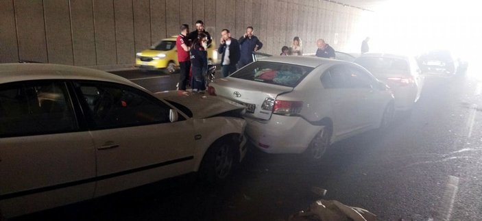 Manisa'da 6 araç alt geçitte birbirine girdi: 11 yaralı