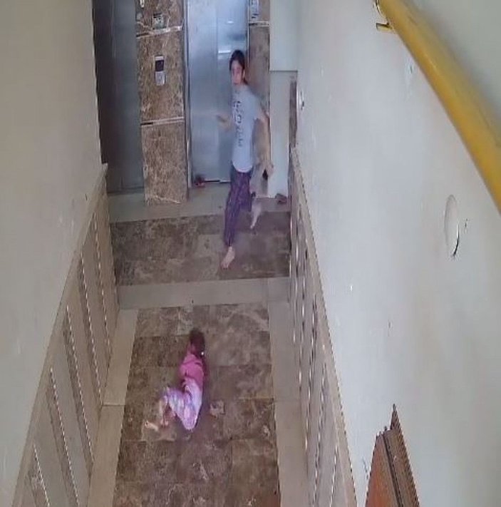 Apartmanın koridorunda oynarken köpeğin saldırdığı çocuğun yaralandı anlar kamerada -3