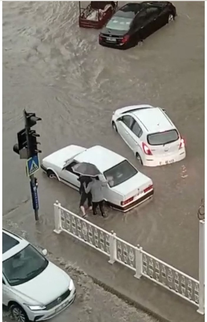 Niğde'de şiddetli yağış cadde ve sokakları su altında bıraktı -1