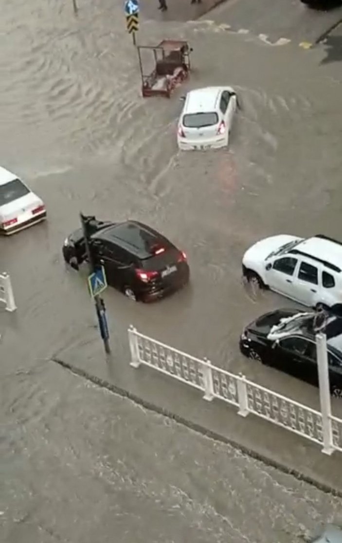 Niğde'de şiddetli yağış cadde ve sokakları su altında bıraktı -4