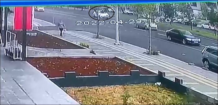 Otomobilin çarptığı kadın öldü; kaza anı kamerada -2