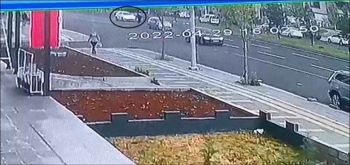 Otomobilin çarptığı kadın öldü; kaza anı kamerada -1