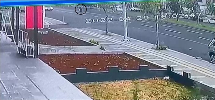 Otomobilin çarptığı kadın öldü; kaza anı kamerada -4